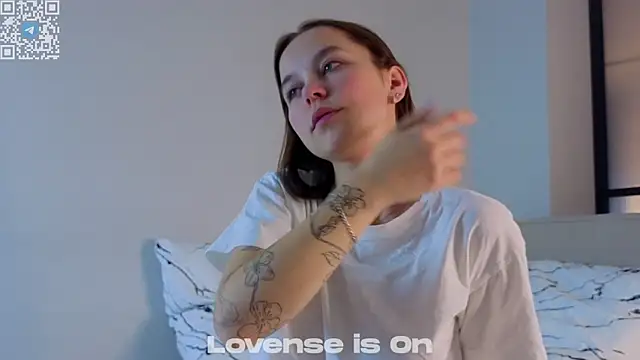 Snapshot of FalineDowlen chatting on November 2025 02:54:01 AM FalineDowlen online show from November 2025 02:54:01 AM