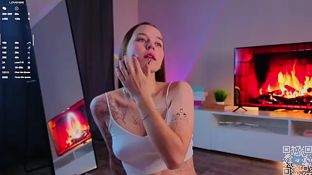 Snapshot of FalineDowlen chatting on November 2025 01:39:01 AM FalineDowlen online show from November 2025 01:39:01 AM