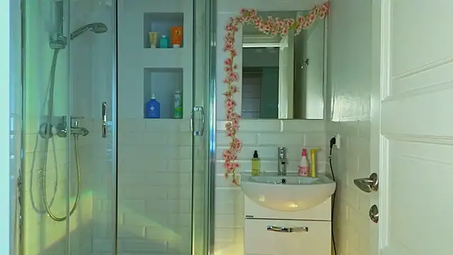 Mia Mia M online show from February 2025 08:42:02 AM