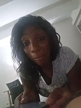 LuckiXCX online show from November 2025 01:37:02 PM