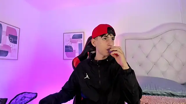 Snapshot of sett_and_gwen chatting on January 2025 04:20:01 AM sett and gwen online show from January 2025 04:20:01 AM