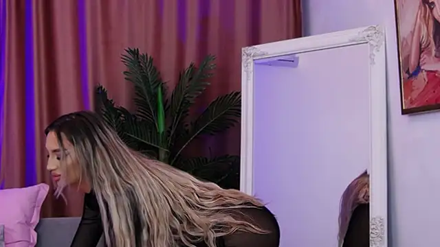 Snapshot of FelyJolie chatting on March 2025 03:53:02 PM FelyJolie online show from March 2025 03:53:02 PM