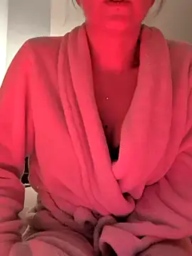 Snapshot of Cally-n chatting on December 2024 04:31:02 AM Cally-n online show from December 2024 04:31:02 AM