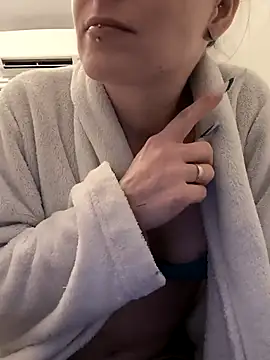 Snapshot of Cally-n chatting on February 2025 11:58:01 PM Cally-n online show from February 2025 11:58:01 PM