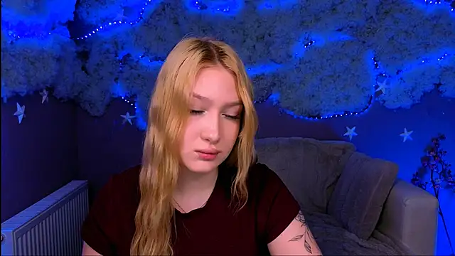 Snapshot of playful_sophie chatting on April 2026 07:27:01 PM playful sophie online show from April 2026 07:27:01 PM