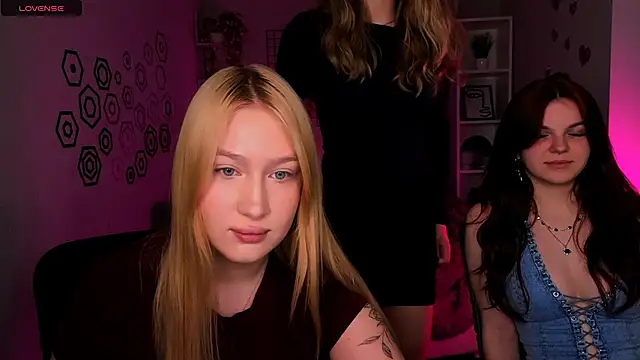 Snapshot of playful_sophie chatting on May 2026 07:43:02 PM playful sophie online show from May 2026 07:43:02 PM