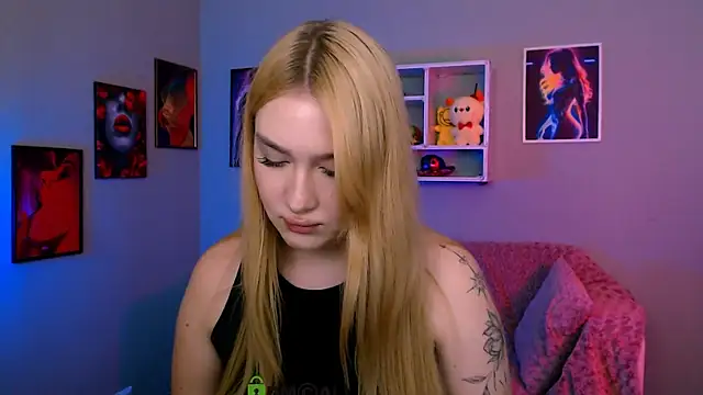Snapshot of playful_sophie chatting on May 2026 07:12:01 PM playful sophie online show from May 2026 07:12:01 PM