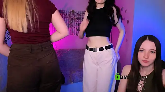 Snapshot of playful_sophie chatting on May 2026 07:26:02 PM playful sophie online show from May 2026 07:26:02 PM