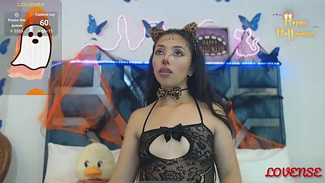 Snapshot of Roxan_Fox- chatting on November 2025 02:35:02 AM Roxan Fox- online show from November 2025 02:35:02 AM