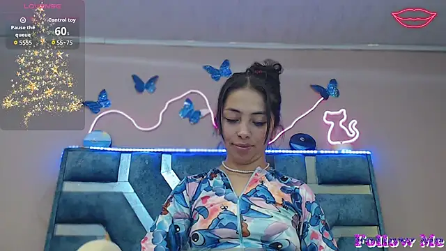 Snapshot of Roxan_Fox- chatting on December 2025 05:01:02 AM Roxan Fox- online show from December 2025 05:01:02 AM