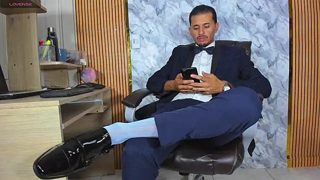 Hideintheoffice online show from May 2026 02:05:02 AM