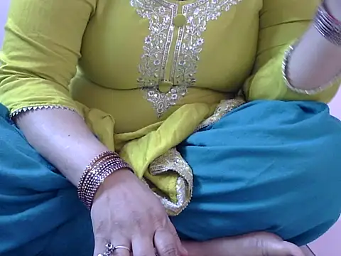 Snapshot of Housewife12 chatting on November 2025 07:07:01 AM Housewife12 online show from November 2025 07:07:01 AM