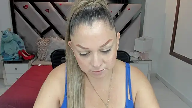 natalia5560 online show from October 2025 01:00:01 PM