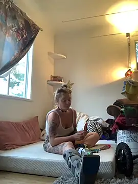 Snapshot of SilverandFox chatting on October 2025 09:59:02 PM SilverandFox online show from October 2025 09:59:02 PM