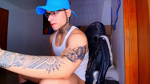 DennisWalkerr online show from December 2025 10:39:02 PM