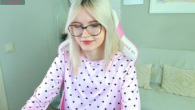 Snapshot of NellieLoyns chatting on November 2025 05:18:01 PM NellieLoyns online show from November 2025 05:18:01 PM