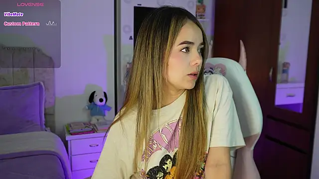 Snapshot of Hannah-Rose chatting on December 2025 01:22:02 AM Hannah-Rose online show from December 2025 01:22:02 AM