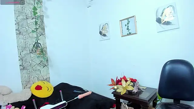 Snapshot of evelin_cloy_golden chatting on December 2024 05:18:02 PM evelin cloy golden online show from December 2024 05:18:02 PM