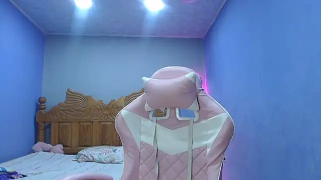 Coral0403 online show from November 2025 12:00:02 AM