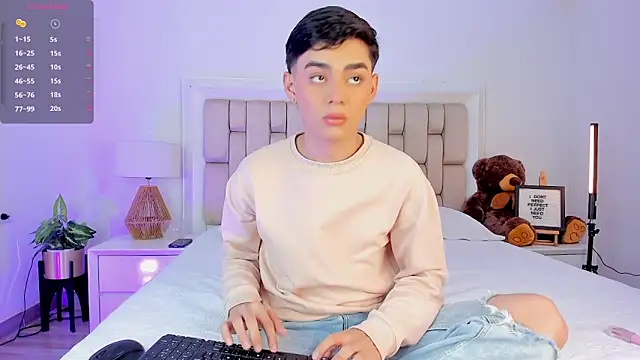 Snapshot of Maxi_little chatting on December 2025 09:23:02 PM Maxi little online show from December 2025 09:23:02 PM