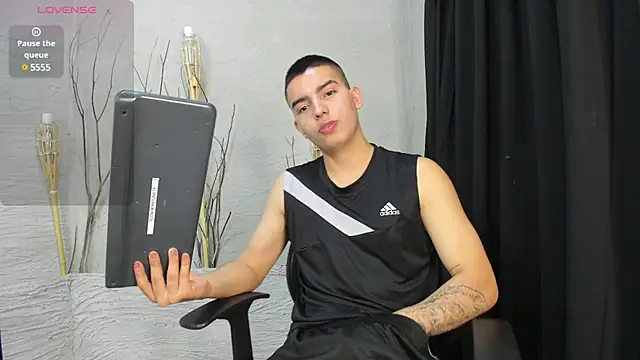 Snapshot of MarcoVitto chatting on January 2025 04:33:02 AM MarcoVitto online show from January 2025 04:33:02 AM