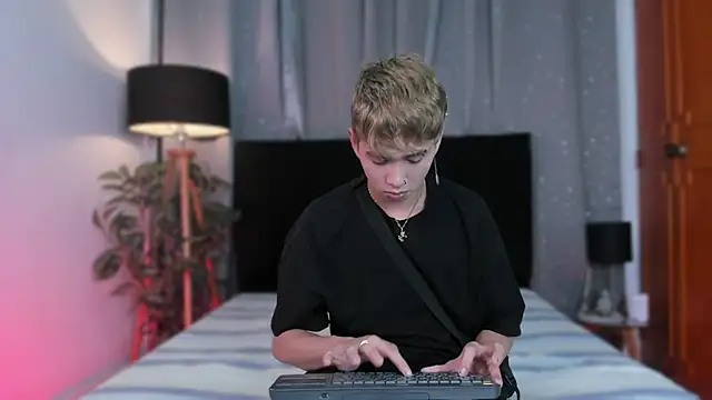 Snapshot of Brian-Ausslos chatting on January 2025 04:29:01 AM Brian-Ausslos online show from January 2025 04:29:01 AM