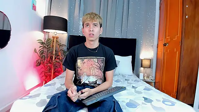 Snapshot of Brian-Ausslos chatting on February 2025 04:25:01 AM Brian-Ausslos online show from February 2025 04:25:01 AM