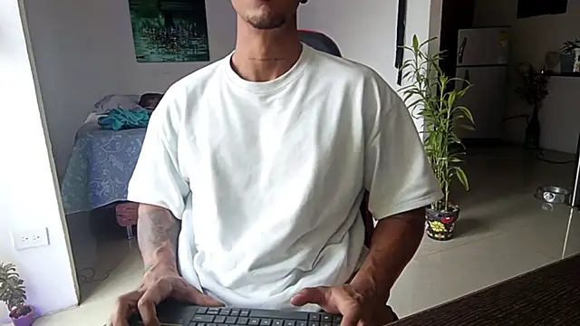 Adam Valenciia online show from December 2025 06:48:01 PM