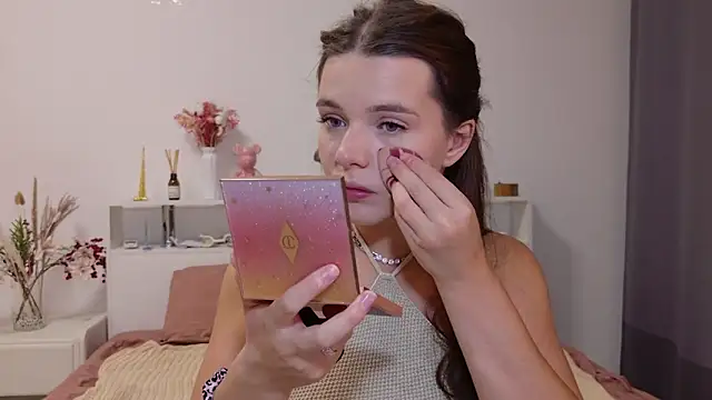 Nellie Medina online show from September 2025 07:17:01 PM