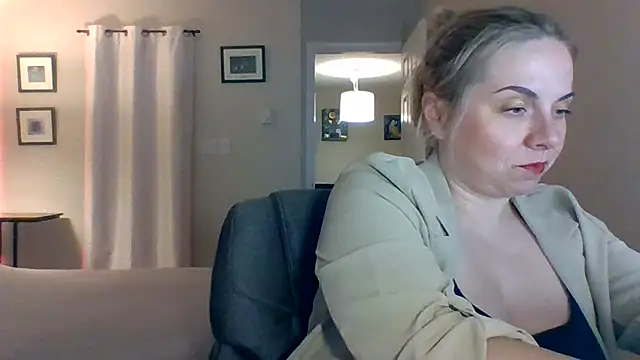 HappyIva online show from November 2025 04:00:01 AM