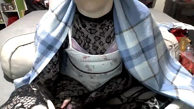 Snapshot of AverageRose chatting on March 2025 11:49:02 AM AverageRose online show from March 2025 11:49:02 AM