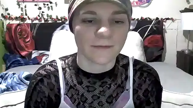 Snapshot of AverageRose chatting on March 2025 09:05:02 PM AverageRose online show from March 2025 09:05:02 PM