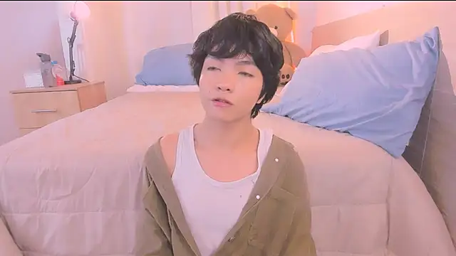 AllanYong18 online show from November 2025 12:19:02 PM