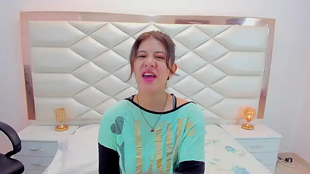 Snapshot of MiaQueen021 chatting on January 2025 12:16:01 PM MiaQueen021 online show from January 2025 12:16:01 PM