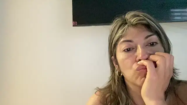 Snapshot of LunaBeya chatting on May 2026 10:52:02 AM LunaBeya online show from May 2026 10:52:02 AM