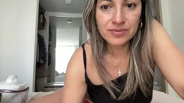 Snapshot of LunaBeya chatting on May 2026 12:43:02 PM LunaBeya online show from May 2026 12:43:02 PM