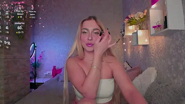 Snapshot of Mika_Rayy chatting on November 2025 08:20:01 PM Mika Rayy online show from November 2025 08:20:01 PM