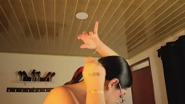 Renaxi Smith online show from November 2025 07:46:02 PM