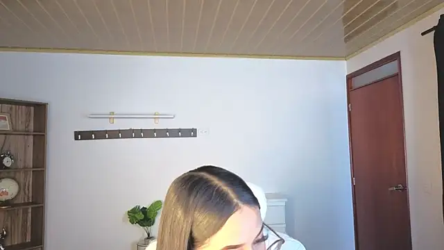 Renaxi Smith online show from April 2026 07:58:02 PM