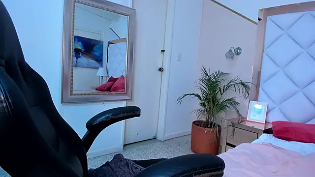 Snapshot of renatarussel chatting on January 2025 03:51:01 AM renatarussel online show from January 2025 03:51:01 AM