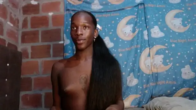 Snapshot of LariCroft12 chatting on January 2025 09:30:01 AM LariCroft12 online show from January 2025 09:30:01 AM