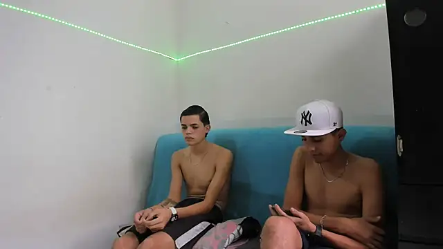 Snapshot of Latinos_2001 chatting on February 2025 09:04:02 PM Latinos 2001 online show from February 2025 09:04:02 PM