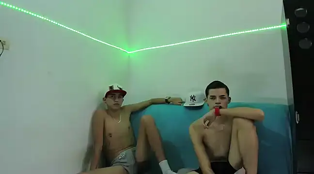 Snapshot of Latinos_2001 chatting on February 2025 10:21:01 PM Latinos 2001 online show from February 2025 10:21:01 PM