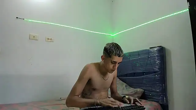 Snapshot of Latinos_2001 chatting on February 2025 10:20:02 PM Latinos 2001 online show from February 2025 10:20:02 PM