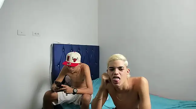 Snapshot of Latinos_2001 chatting on March 2025 03:40:01 PM Latinos 2001 online show from March 2025 03:40:01 PM