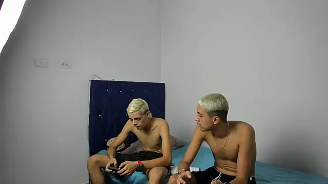 Snapshot of Latinos_2001 chatting on March 2025 11:34:02 PM Latinos 2001 online show from March 2025 11:34:02 PM