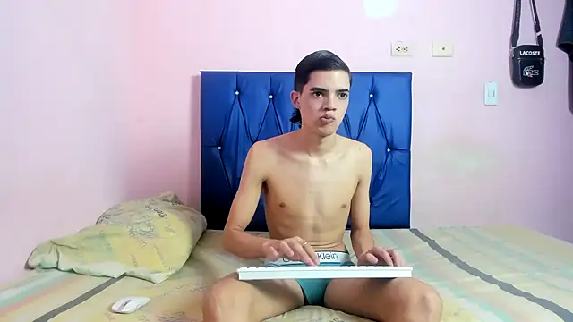 Snapshot of Latinos_2001 chatting on December 2025 03:50:02 PM Latinos 2001 online show from December 2025 03:50:02 PM