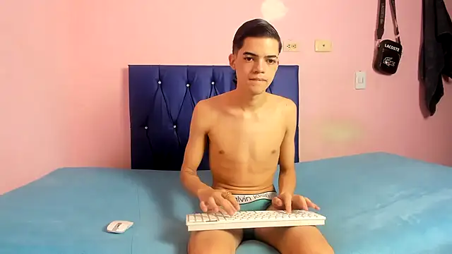 Snapshot of Latinos_2001 chatting on January 2026 01:15:02 PM Latinos 2001 online show from January 2026 01:15:02 PM