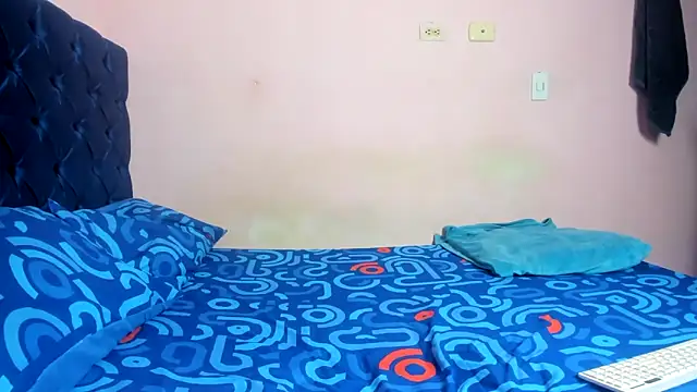 Snapshot of Latinos_2001 chatting on February 2026 02:33:01 PM Latinos 2001 online show from February 2026 02:33:01 PM