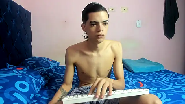 Snapshot of Latinos_2001 chatting on February 2026 02:13:01 PM Latinos 2001 online show from February 2026 02:13:01 PM